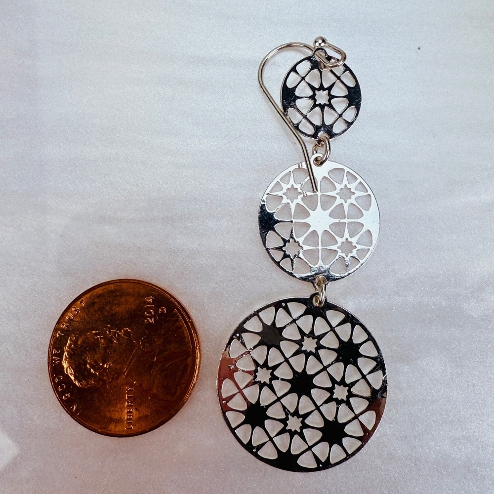 Delicate Silvertone Lightweight Dangle Pierced Ea… - image 3